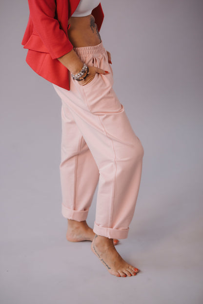 damske-kalhoty-pruzny-material-pohodli-po-cely-den-kalhoty-se-sirokym-strihem-ktery-je-smerem-dolu-lehce-zuzeny-nohavice-lze-ohnout-a-prizpusobit-tak-delku-i-celkovy-vzhled-svetle-ruozova-pudrova