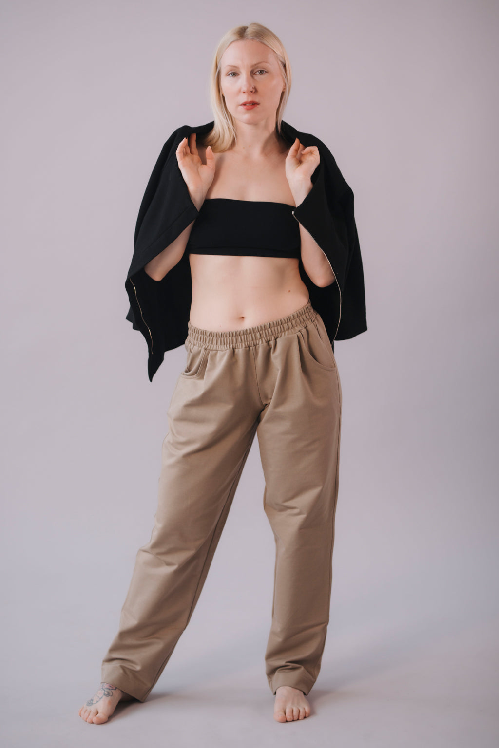 damske-kalhoty-pruzny-material-pohodli-po-cely-den-kalhoty-se-sirokym-strihem-ktery-je-smerem-dolu-lehce-zuzeny-nohavice-lze-ohnout-a-prizpusobit-tak-delku-i-celkovy-vzhled-bila-kava