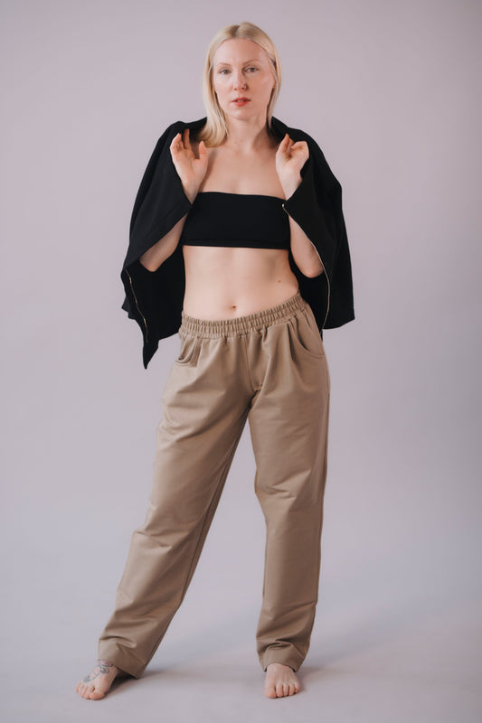 damske-kalhoty-pruzny-material-pohodli-po-cely-den-kalhoty-se-sirokym-strihem-ktery-je-smerem-dolu-lehce-zuzeny-nohavice-lze-ohnout-a-prizpusobit-tak-delku-i-celkovy-vzhled-bila-kava