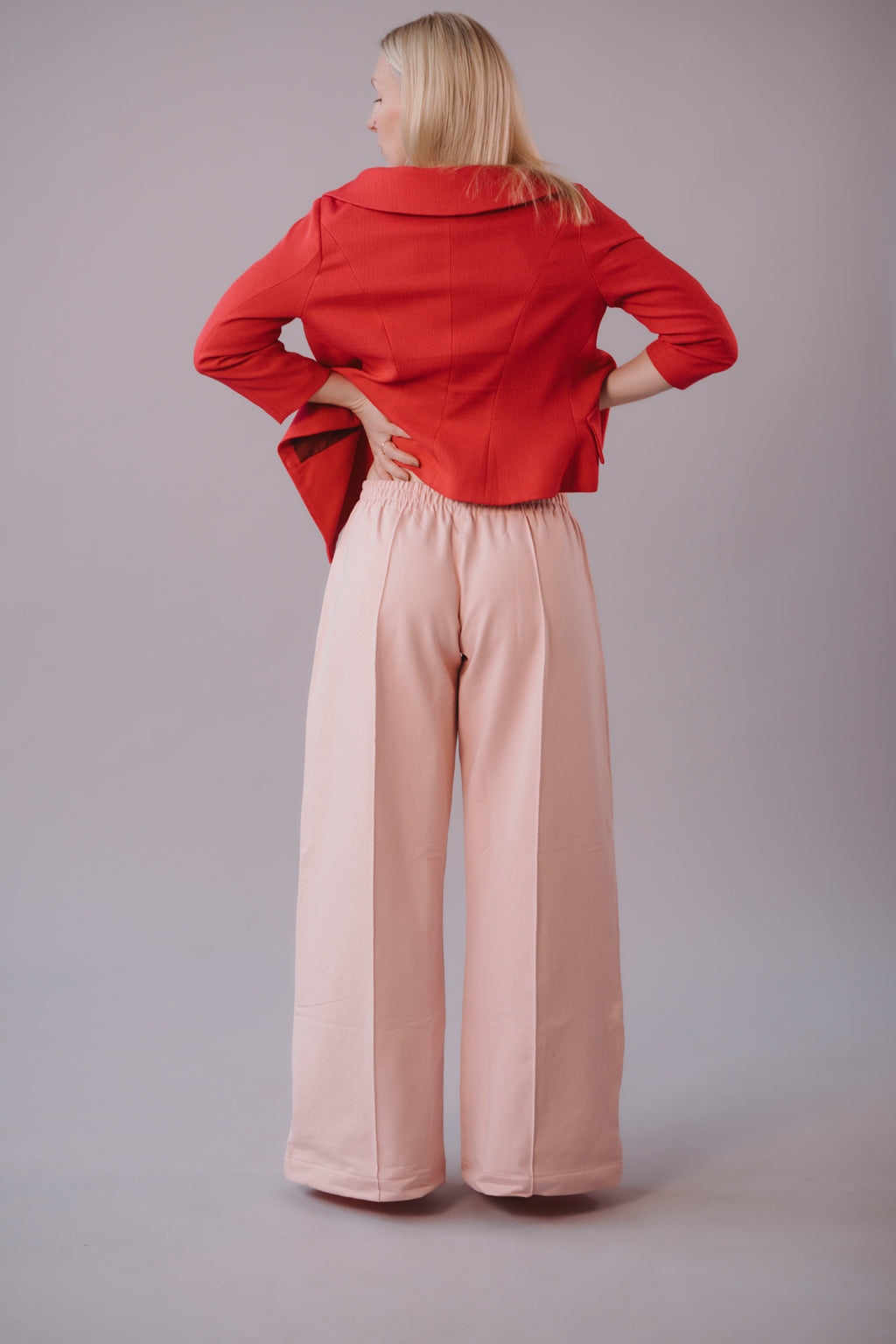 damske-kalhoty-rovny-sirsi-strih-elegantni-puk-a-kapsy-Pohodlna-teplakovina-Jemne snizeny-pas-pro-celodenni -pohodlne-noseni-svetle-ruzova-pudrova