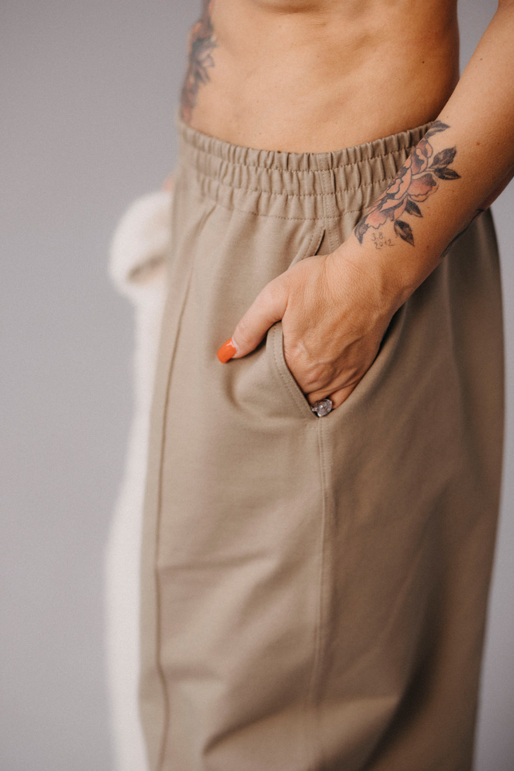 damske-kalhoty-rovny-sirsi-strih-elegantni-puk-a-kapsy-Pohodlna-teplakovina-Jemne snizeny-pas-pro-celodenni -pohodlne-noseni-bila-kava-detail