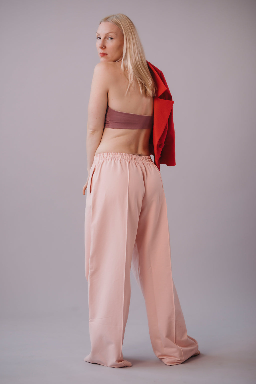 damske-kalhoty-rovny-sirsi-strih-elegantni-puk-a-kapsy-Pohodlna-teplakovina-Jemne snizeny-pas-pro-celodenni -pohodlne-noseni-svetle-ruzova-pudrova