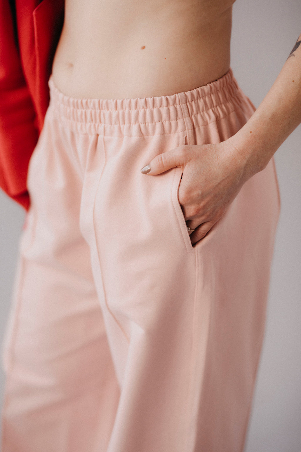 damske-kalhoty-rovny-sirsi-strih-elegantni-puk-a-kapsy-Pohodlna-teplakovina-Jemne snizeny-pas-pro-celodenni -pohodlne-noseni-svetle-ruzova-pudrova-detail