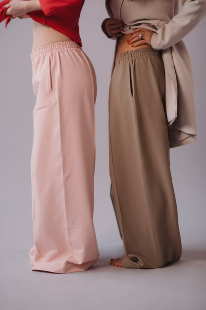 damske-kalhoty-rovny-sirsi-strih-elegantni-puk-a-kapsy-Pohodlna-teplakovina-Jemne snizeny-pas-pro-celodenni -pohodlne-noseni-svetle-ruzova-pudrova-detail