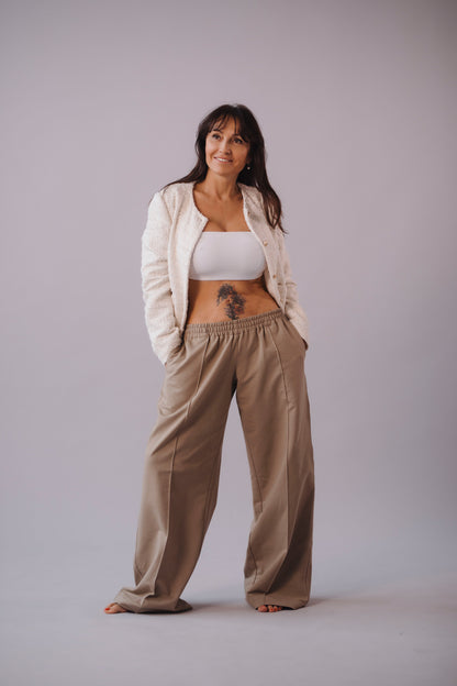 damske-kalhoty-rovny-sirsi-strih-elegantni-puk-a-kapsy-Pohodlna-teplakovina-Jemne snizeny-pas-pro-celodenni -pohodlne-noseni-bila-kava