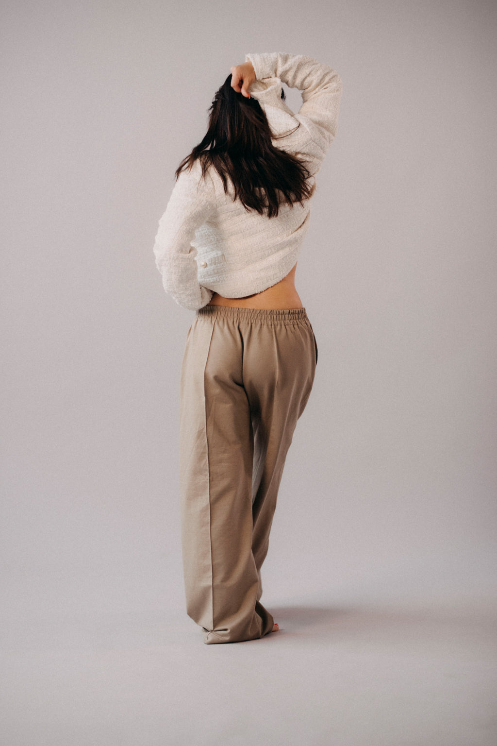 damske-kalhoty-rovny-sirsi-strih-elegantni-puk-a-kapsy-Pohodlna-teplakovina-Jemne snizeny-pas-pro-celodenni -pohodlne-noseni-bila-kava