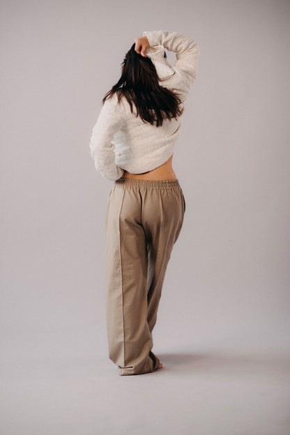 damske-kalhoty-rovny-sirsi-strih-elegantni-puk-a-kapsy-Pohodlna-teplakovina-Jemne snizeny-pas-pro-celodenni -pohodlne-noseni-bila-kava