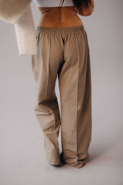 damske-kalhoty-rovny-sirsi-strih-elegantni-puk-a-kapsy-Pohodlna-teplakovina-Jemne snizeny-pas-pro-celodenni -pohodlne-noseni-bila-kava