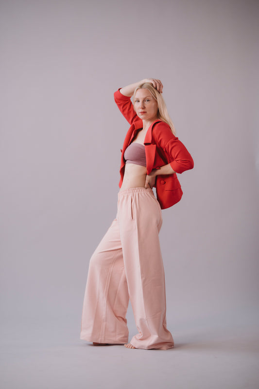 damske-kalhoty-rovny-sirsi-strih-elegantni-puk-a-kapsy-Pohodlna-teplakovina-Jemne snizeny-pas-pro-celodenni -pohodlne-noseni-svetle-ruzova-pudrova