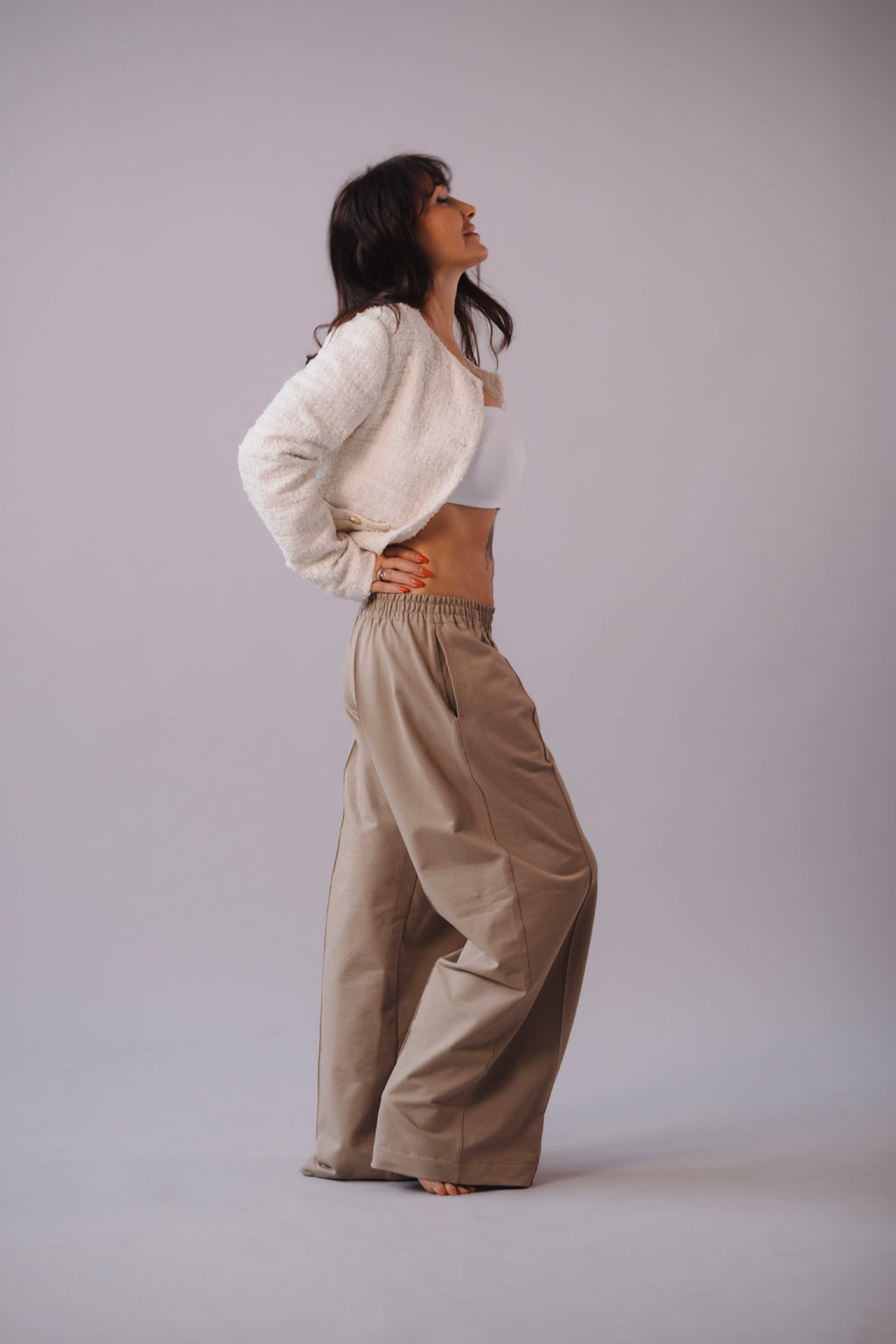 damske-kalhoty-rovny-sirsi-strih-elegantni-puk-a-kapsy-Pohodlna-teplakovina-Jemne snizeny-pas-pro-celodenni -pohodlne-noseni-bila-kava
