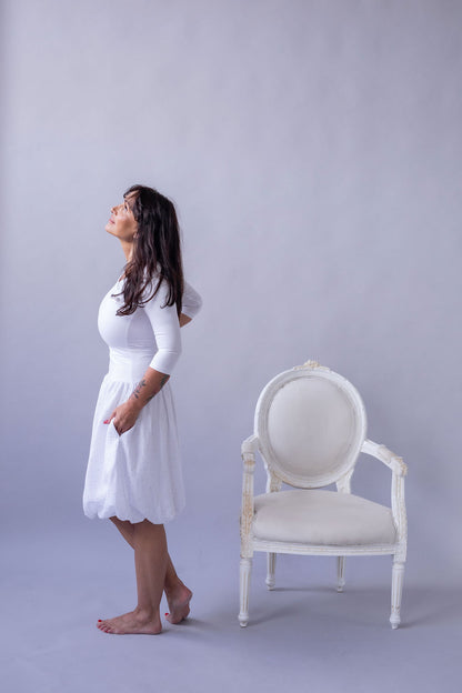 damske-saty-balonova-sukne-ke-kolenum-vrchni-dil-uplet-spodni-dil-muselin-lehkost-elegance-na-veceri-do-divadla-na-prochazky-bila-zlate-tecky