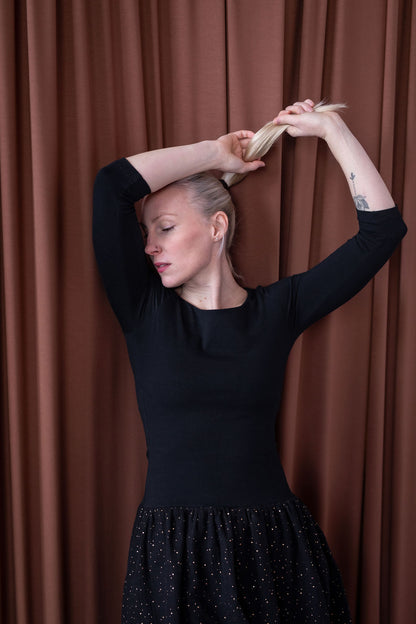 damske-saty-balonova-sukne-ke-kolenum-vrchni-dil-uplet-spodni-dil-muselin-lehkost-elegance-na-veceri-do-divadla-na-prochazky-cerna-zlate-tecky