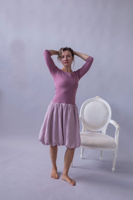 damske-saty-balonova-sukne-ke-kolenum-vrchni-dil-uplet-spodni-dil-muselin-lehkost-elegance-na-veceri-do-divadla-na-prochazky-ruzova-zlate-tecky