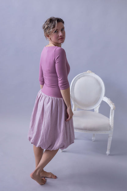 damske-saty-balonova-sukne-ke-kolenum-vrchni-dil-uplet-spodni-dil-muselin-lehkost-elegance-na-veceri-do-divadla-na-prochazky-ruzova-zlate-tecky