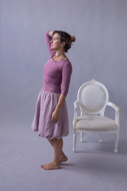 damske-saty-balonova-sukne-ke-kolenum-vrchni-dil-uplet-spodni-dil-muselin-lehkost-elegance-na-veceri-do-divadla-na-prochazky-ruzova-zlate-tecky