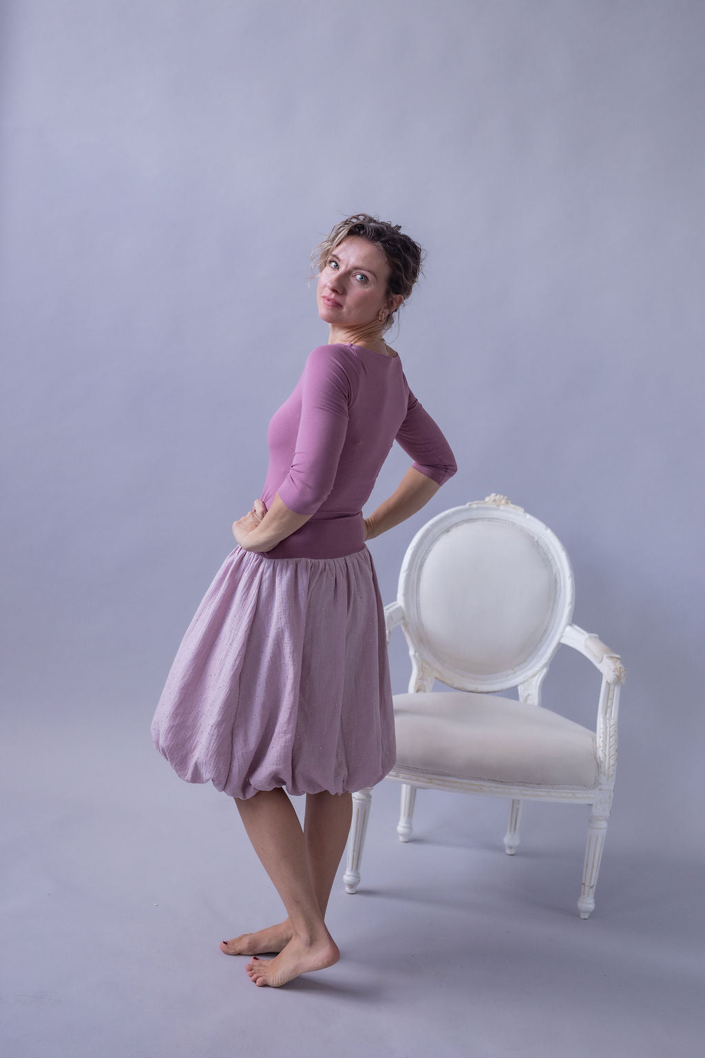 damske-saty-balonova-sukne-ke-kolenum-vrchni-dil-uplet-spodni-dil-muselin-lehkost-elegance-na-veceri-do-divadla-na-prochazky-ruzova-zlate-tecky