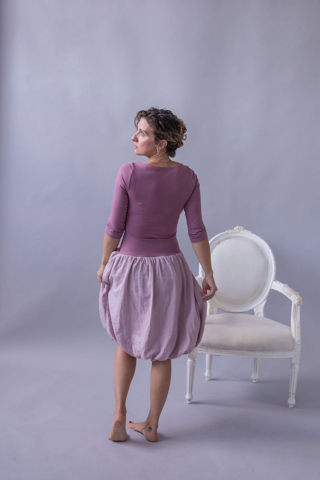 damske-saty-balonova-sukne-ke-kolenum-vrchni-dil-uplet-spodni-dil-muselin-lehkost-elegance-na-veceri-do-divadla-na-prochazky-ruzova-zlate-tecky