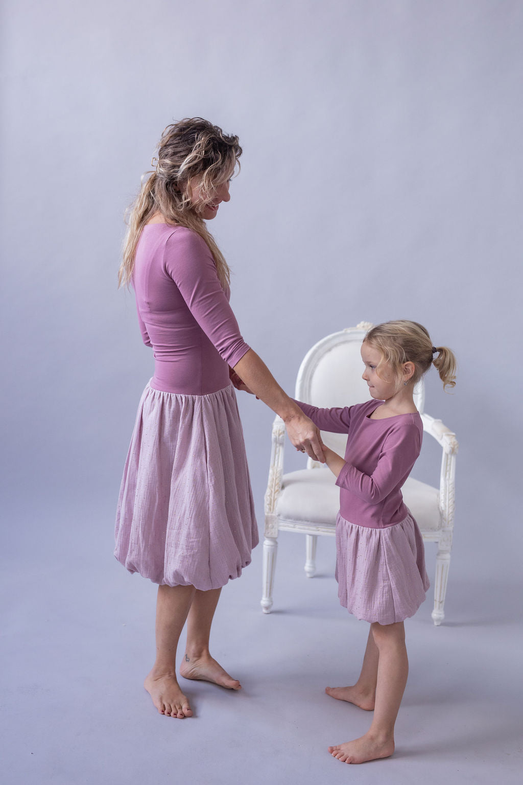 damske-saty-balonova-sukne-ke-kolenum-vrchni-dil-uplet-spodni-dil-muselin-lehkost-elegance-na-veceri-do-divadla-na-prochazky-ruzova-zlate-tecky