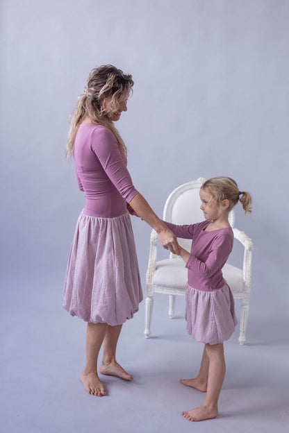 damske-saty-balonova-sukne-ke-kolenum-vrchni-dil-uplet-spodni-dil-muselin-lehkost-elegance-na-veceri-do-divadla-na-prochazky-ruzova-zlate-tecky