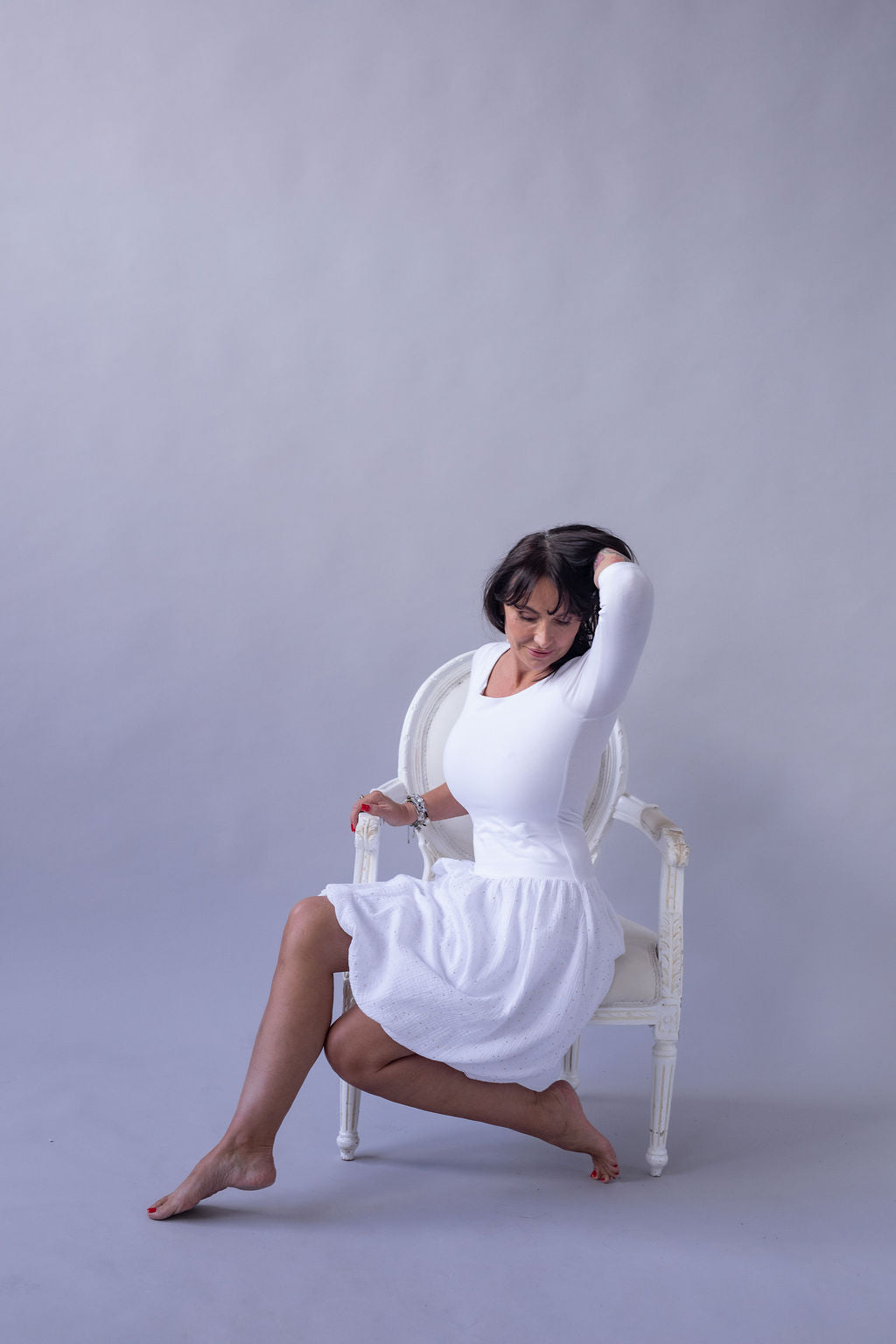 damske-saty-balonova-sukne-ke-kolenum-vrchni-dil-uplet-spodni-dil-muselin-lehkost-elegance-na-veceri-do-divadla-na-prochazky-bila-zlate-tecky