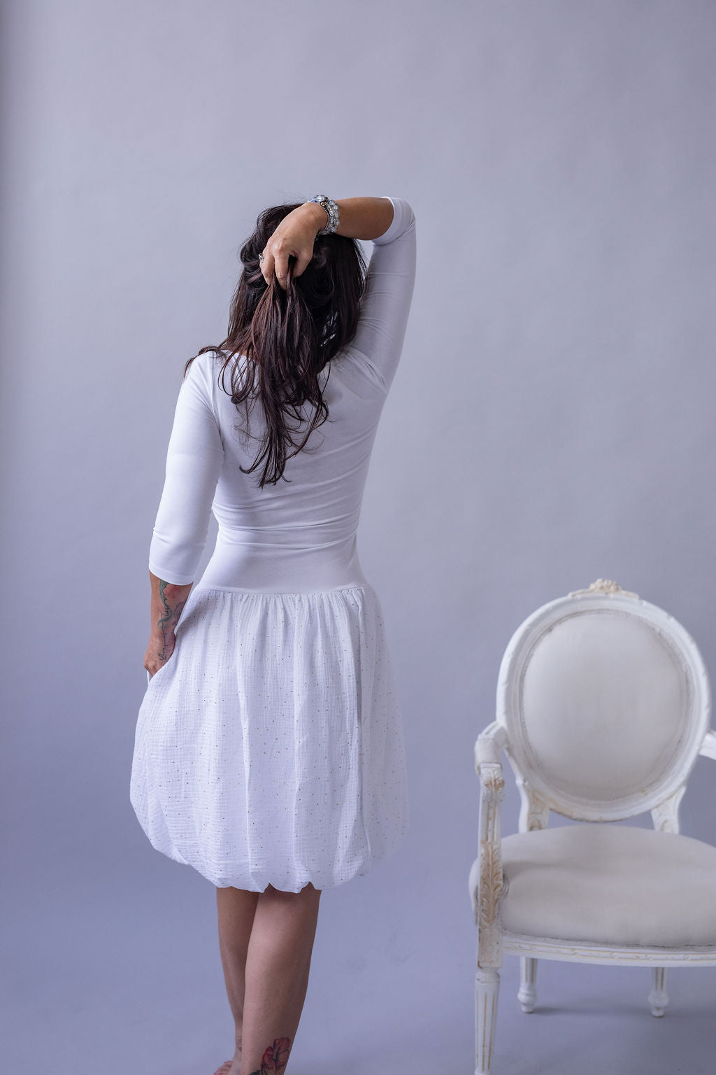 damske-saty-balonova-sukne-ke-kolenum-vrchni-dil-uplet-spodni-dil-muselin-lehkost-elegance-na-veceri-do-divadla-na-prochazky-bila-zlate-tecky