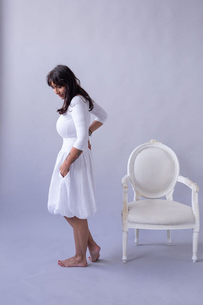 damske-saty-balonova-sukne-ke-kolenum-vrchni-dil-uplet-spodni-dil-muselin-lehkost-elegance-na-veceri-do-divadla-na-prochazky-bila-zlate-tecky