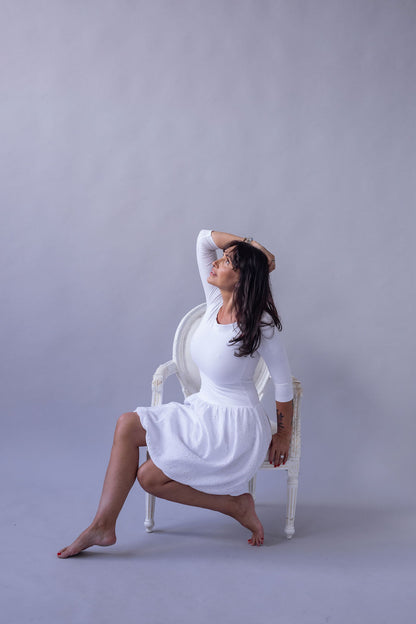 damske-saty-balonova-sukne-ke-kolenum-vrchni-dil-uplet-spodni-dil-muselin-lehkost-elegance-na-veceri-do-divadla-na-prochazky-bila-zlate-tecky