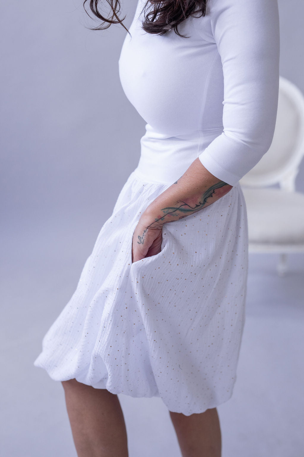 damske-saty-balonova-sukne-ke-kolenum-vrchni-dil-uplet-spodni-dil-muselin-lehkost-elegance-na-veceri-do-divadla-na-prochazky-bila-zlate-tecky