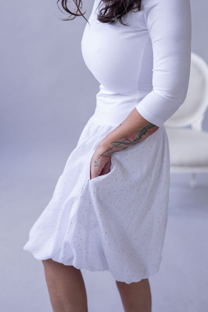 damske-saty-balonova-sukne-ke-kolenum-vrchni-dil-uplet-spodni-dil-muselin-lehkost-elegance-na-veceri-do-divadla-na-prochazky-bila-zlate-tecky