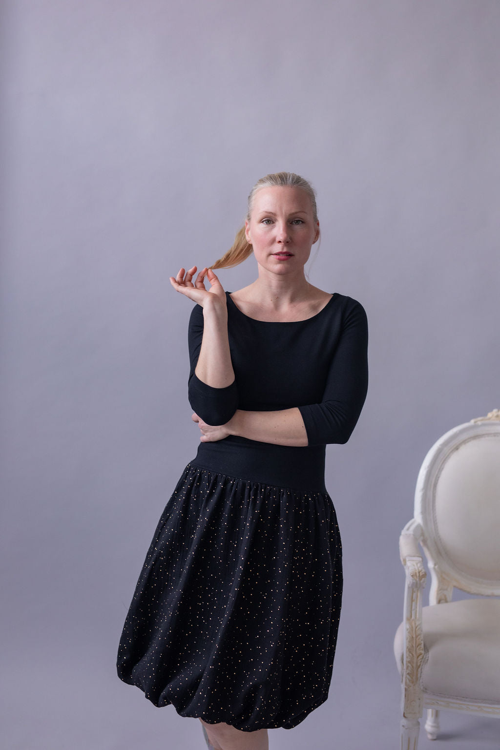 damske-saty-balonova-sukne-ke-kolenum-vrchni-dil-uplet-spodni-dil-muselin-lehkost-elegance-na-veceri-do-divadla-na-prochazky-cerna-zlate-tecky