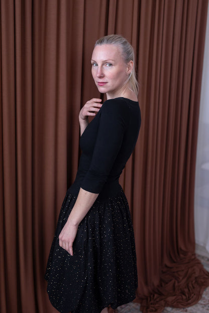 damske-saty-balonova-sukne-ke-kolenum-vrchni-dil-uplet-spodni-dil-muselin-lehkost-elegance-na-veceri-do-divadla-na-prochazky-cerna-zlate-tecky