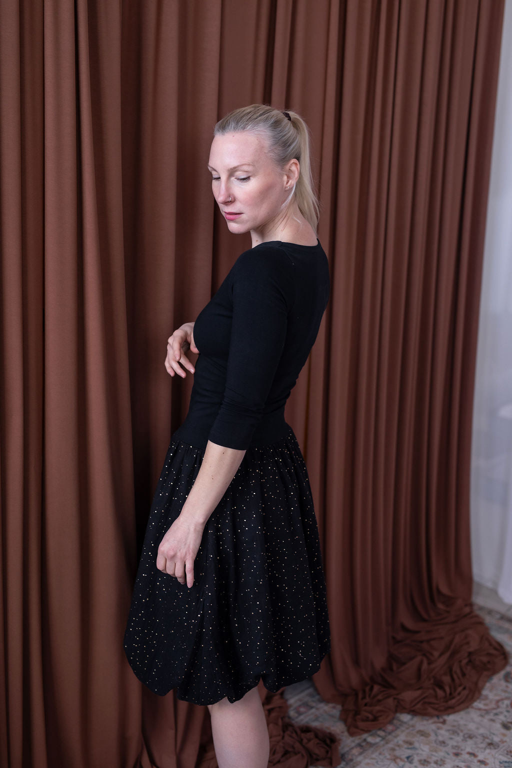 damske-saty-balonova-sukne-ke-kolenum-vrchni-dil-uplet-spodni-dil-muselin-lehkost-elegance-na-veceri-do-divadla-na-prochazky-cerna-zlate-tecky