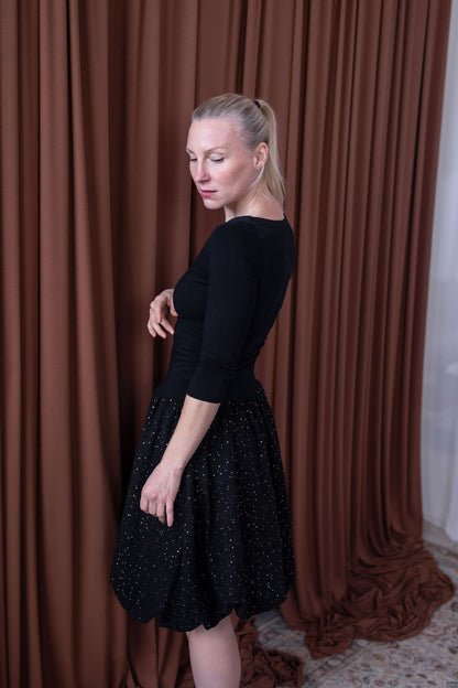 damske-saty-balonova-sukne-ke-kolenum-vrchni-dil-uplet-spodni-dil-muselin-lehkost-elegance-na-veceri-do-divadla-na-prochazky-cerna-zlate-tecky