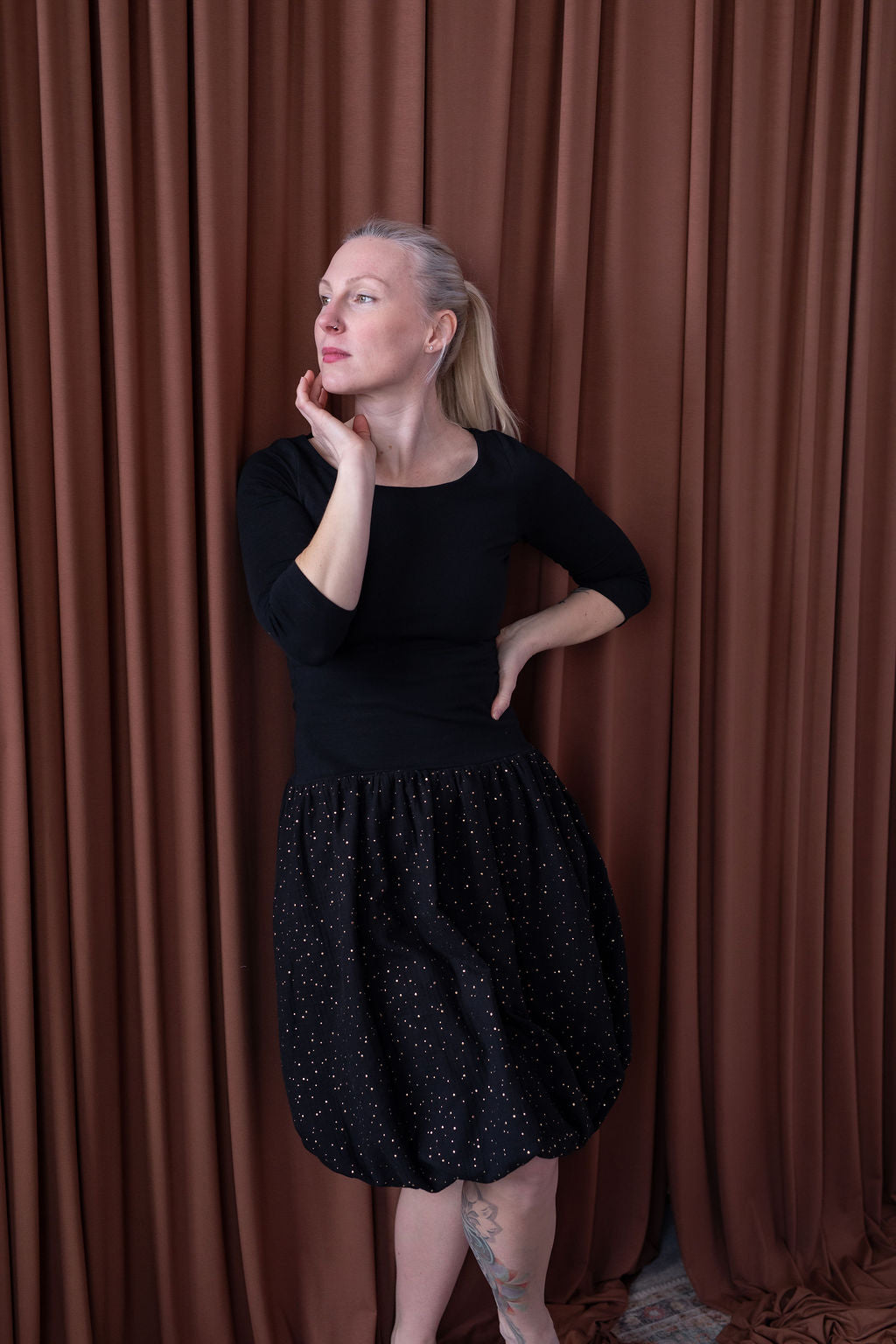 damske-saty-balonova-sukne-ke-kolenum-vrchni-dil-uplet-spodni-dil-muselin-lehkost-elegance-na-veceri-do-divadla-na-prochazky-cerna-zlate-tecky