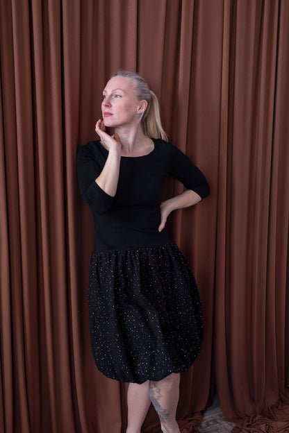 damske-saty-balonova-sukne-ke-kolenum-vrchni-dil-uplet-spodni-dil-muselin-lehkost-elegance-na-veceri-do-divadla-na-prochazky-cerna-zlate-tecky