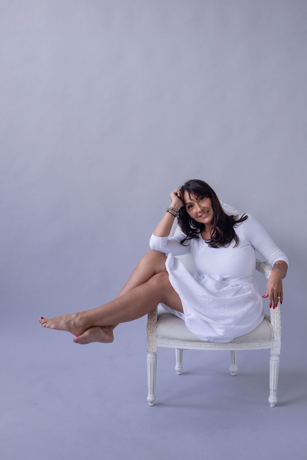 damske-saty-balonova-sukne-ke-kolenum-vrchni-dil-uplet-spodni-dil-muselin-lehkost-elegance-na-veceri-do-divadla-na-prochazky-bila-zlate-tecky