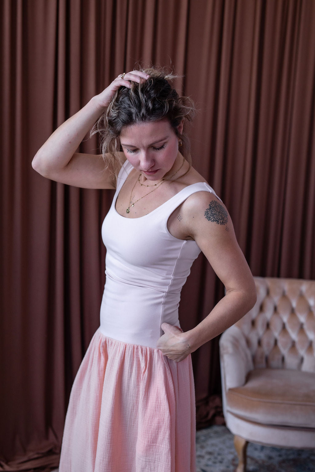 damske-saty-dvojita-predni-vrstva – pro-jistotu-a-krasnou-siluetu -pruzny-a -pohodlny-uplet-nahore-Llehka-a-bohata-muselinova-sukne-vsestranne-zenske-a-nadcasove-vhodne-k-mori-na-prochazky-na-veceri-svetle-oranzova