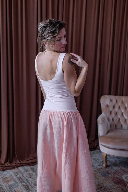 damske-saty-dvojita-predni-vrstva – pro-jistotu-a-krasnou-siluetu -pruzny-a -pohodlny-uplet-nahore-Llehka-a-bohata-muselinova-sukne-vsestranne-zenske-a-nadcasove-vhodne-k-mori-na-prochazky-na-veceri-svetle-oranzova