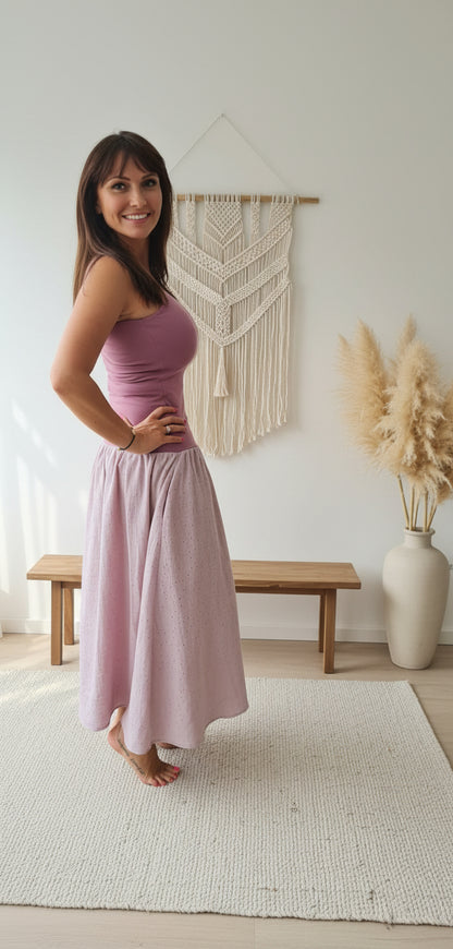 damske-saty-pruzne-pohodlne-úplet-nahoře-lehka- bohata-mušelínova-sukně-všestranné-nadčasové-styl-svoboda -zlate-tecky-ruzova