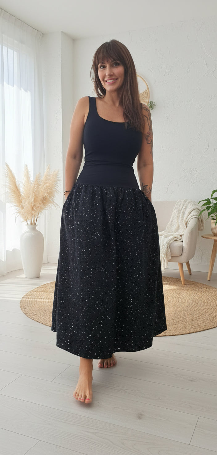 damske-saty-pruzne-pohodlne-úplet-nahoře-lehka- bohata-mušelínova-sukně-všestranné-nadčasové-styl-svoboda -zlate-tecky-cerna