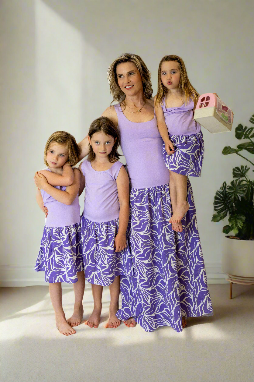 damske-saty-pruzne-pohodlne-úplet-nahoře-lehka- bohata-mušelínova-sukně-všestranné-nadčasové-styl-svoboda -purple-abstract