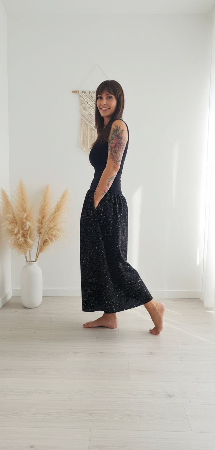 damske-saty-pruzne-pohodlne-úplet-nahoře-lehka- bohata-mušelínova-sukně-všestranné-nadčasové-styl-svoboda -zlate-tecky-cerna