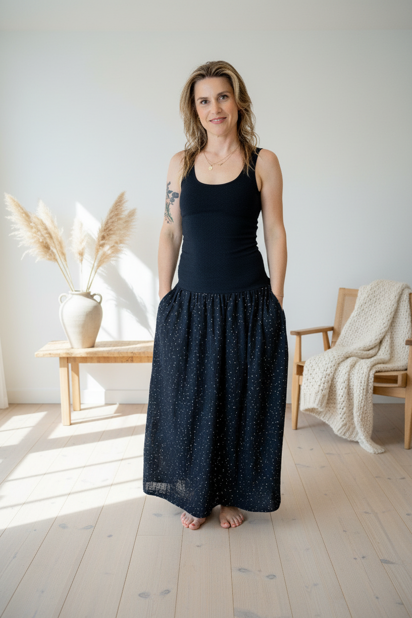 damske-saty-pruzne-pohodlne-úplet-nahoře-lehka- bohata-mušelínova-sukně-všestranné-nadčasové-styl-svoboda -zlate-tecky-cerna