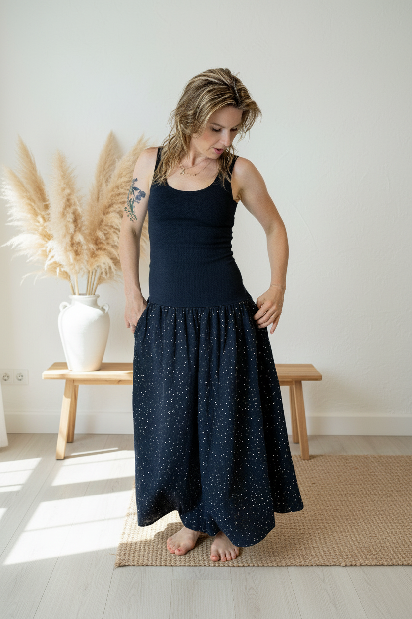 damske-saty-pruzne-pohodlne-úplet-nahoře-lehka- bohata-mušelínova-sukně-všestranné-nadčasové-styl-svoboda -zlate-tecky-cerna