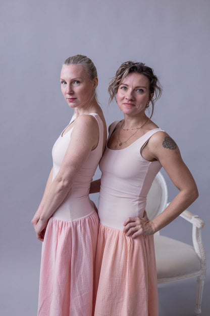 damske-saty-dvojita-predni-vrstva – pro-jistotu-a-krasnou-siluetu -pruzny-a -pohodlny-uplet-nahore-Llehka-a-bohata-muselinova-sukne-vsestranne-zenske-a-nadcasove-vhodne-k-mori-na-prochazky-na-veceri-svetle-oranzova