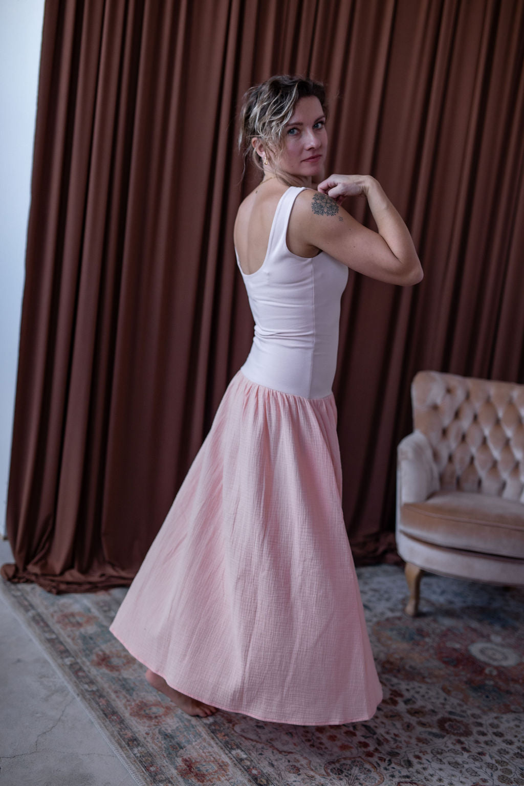 damske-saty-dvojita-predni-vrstva – pro-jistotu-a-krasnou-siluetu -pruzny-a -pohodlny-uplet-nahore-Llehka-a-bohata-muselinova-sukne-vsestranne-zenske-a-nadcasove-vhodne-k-mori-na-prochazky-na-veceri-svetle-oranzova