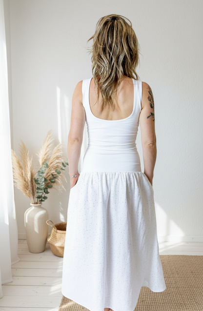 damske-saty-pruzne-pohodlne-úplet-nahoře-lehka- bohata-mušelínova-sukně-všestranné-nadčasové-styl-svoboda -zlate-tecky-bila