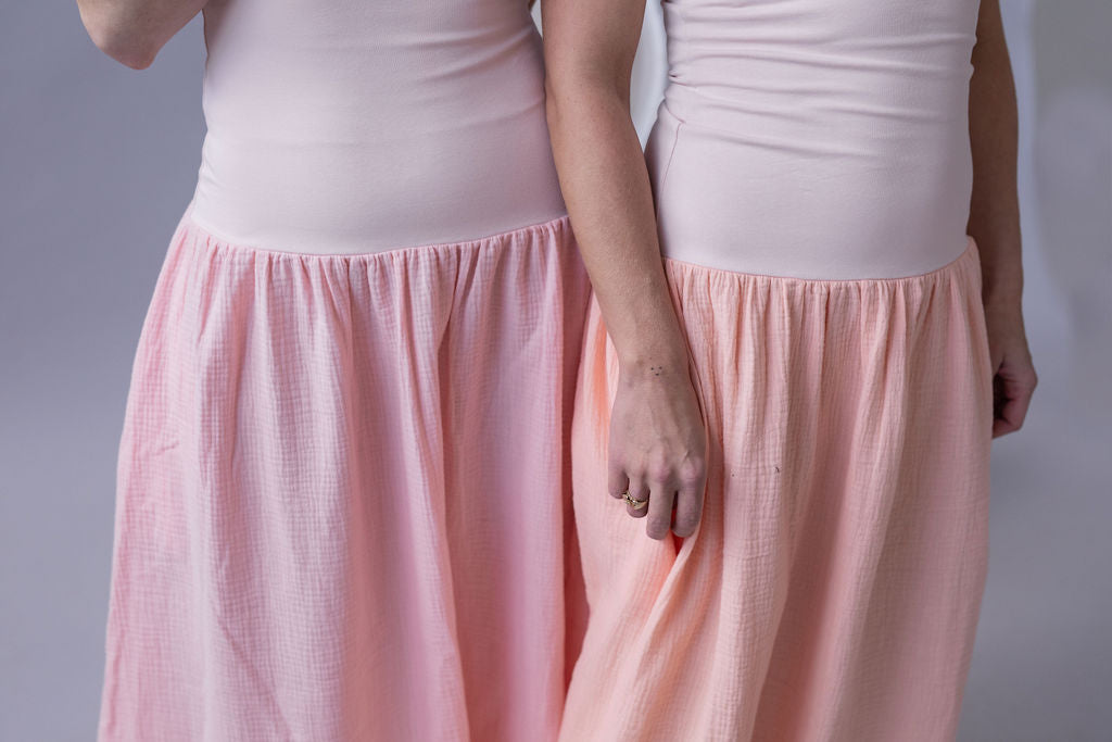 damske-saty-dvojita-predni-vrstva – pro-jistotu-a-krasnou-siluetu -pruzny-a -pohodlny-uplet-nahore-Llehka-a-bohata-muselinova-sukne-vsestranne-zenske-a-nadcasove-vhodne-k-mori-na-prochazky-na-veceri-svetle-oranzova-detail