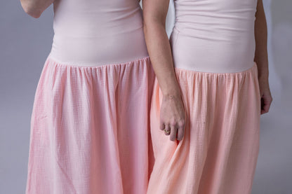 damske-saty-dvojita-predni-vrstva – pro-jistotu-a-krasnou-siluetu -pruzny-a -pohodlny-uplet-nahore-Llehka-a-bohata-muselinova-sukne-vsestranne-zenske-a-nadcasove-vhodne-k-mori-na-prochazky-na-veceri-svetle-oranzova-detail