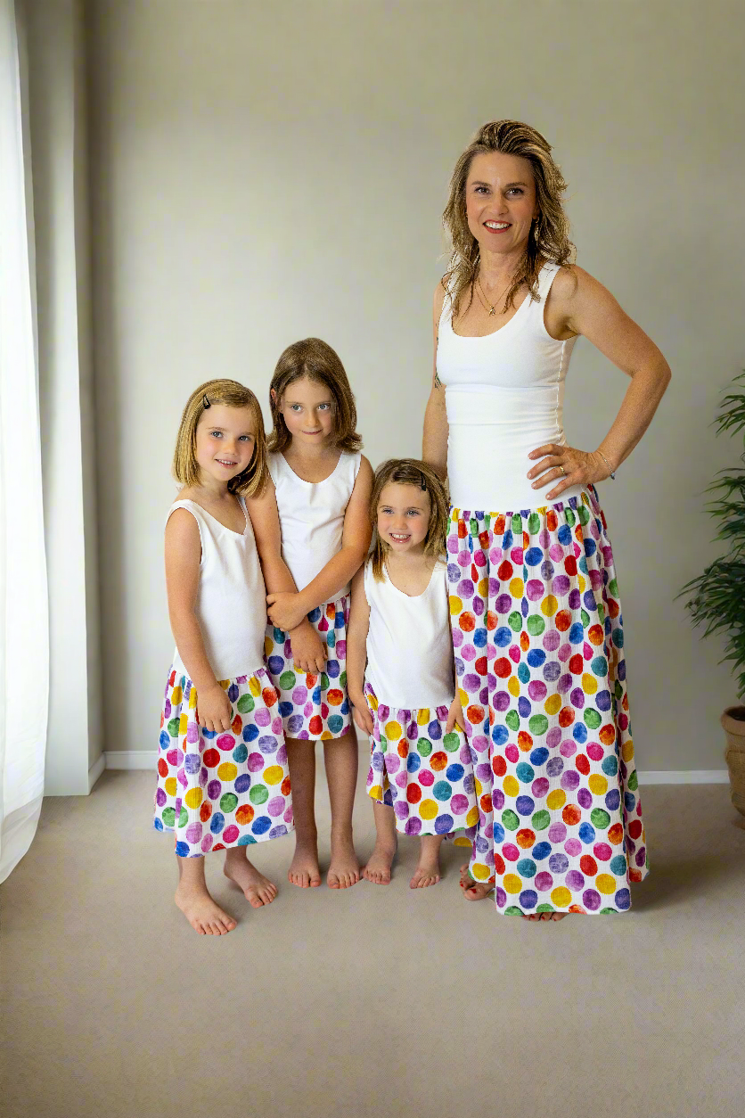 damske-saty-pruzne-pohodlne-úplet-nahoře-lehka- bohata-mušelínova-sukně-všestranné-nadčasové-styl-svoboda -colors